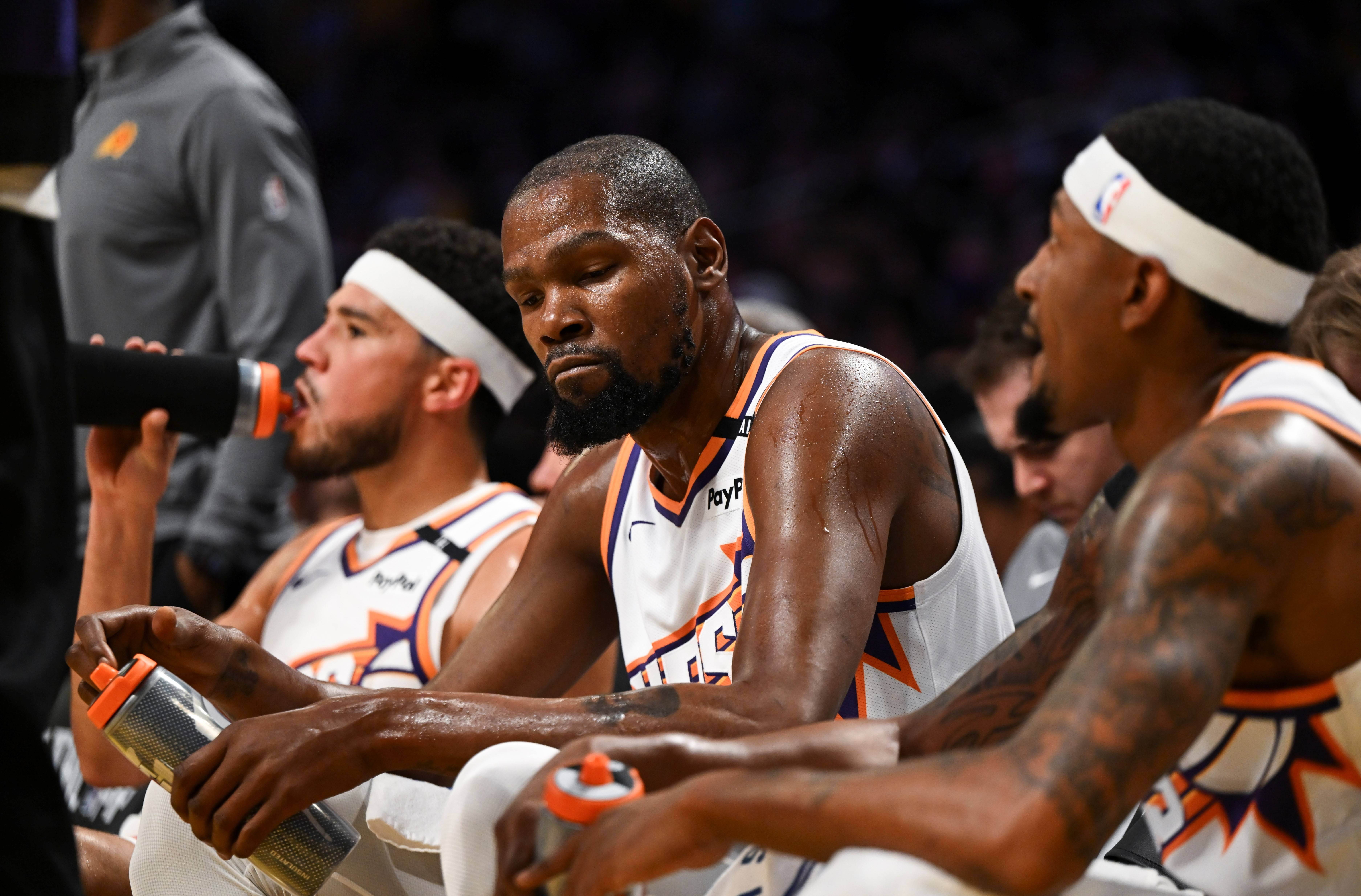 乐鱼体育官方网站里程碑夜洛杉矶快船内部沟通，NBA季后赛关键时刻刷纪录，悬念犹存，身体对抗强度拉满的简单介绍