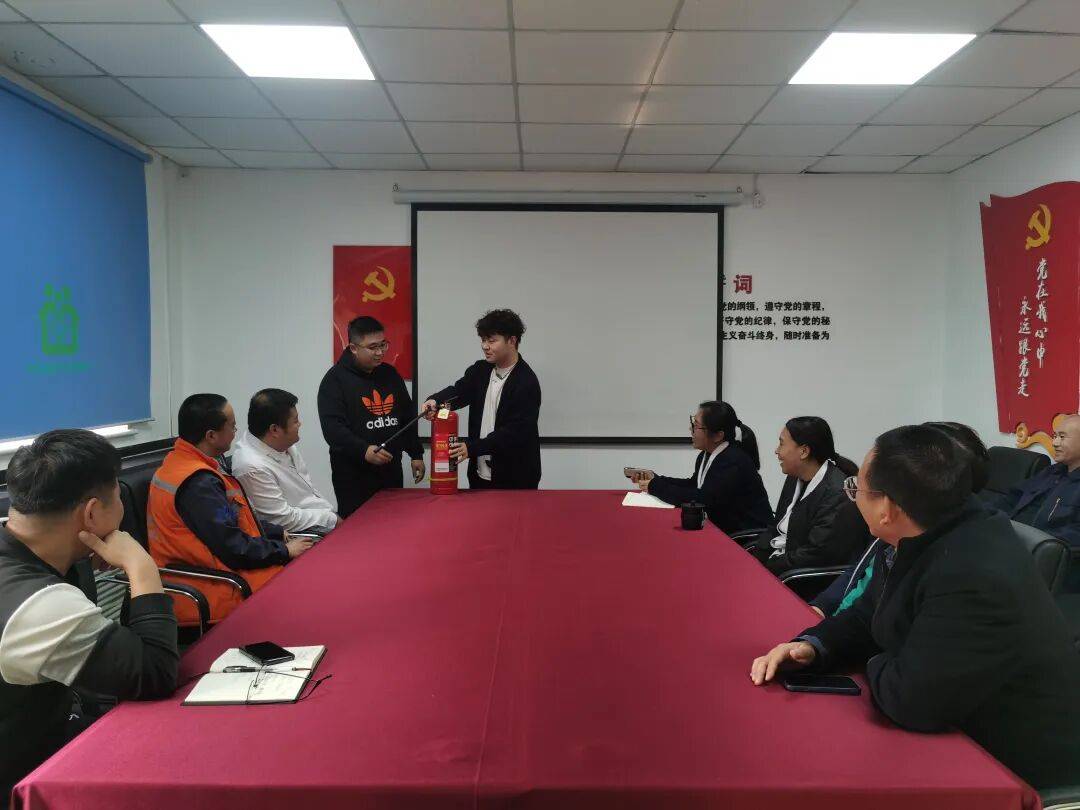 加时末段欧联焦点战；摩纳哥主帅复盘；球迷炸锅；医务组通报恢复的简单介绍